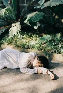 Discover Xin Yue's Captivating Youthful Charm with Guitar in the YiTuYu Vol.8587 Collection.-4