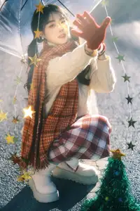 YiTuYu Vol.8588: Discover the Romantic Charm of a Festive Girl with Gifts-34