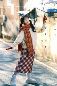 YiTuYu Vol.8588: Discover the Romantic Charm of a Festive Girl with Gifts-12