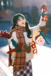 YiTuYu Vol.8588: Discover the Romantic Charm of a Festive Girl with Gifts-27