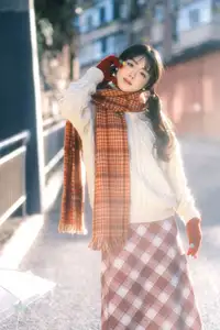 YiTuYu Vol.8588: Discover the Romantic Charm of a Festive Girl with Gifts-7