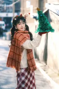 YiTuYu Vol.8588: Discover the Romantic Charm of a Festive Girl with Gifts-29