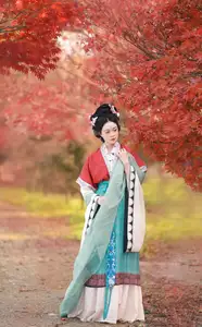 YiTuYu Vol.8605: Sui Sui Ru Yi – Classical Charm Amidst Autumn Hues-10