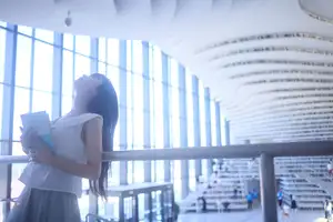 Shika Xiaolulu: Elegant Beauty in a Modern Library, A Captivating Serene View-5