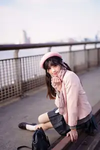 Explore Tun Shu Mei Vol.8548: The girl with a pink beret and enchanting fashion style on railway tracks-21