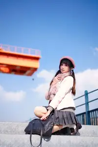 Explore Tun Shu Mei Vol.8548: The girl with a pink beret and enchanting fashion style on railway tracks-20