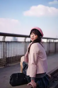 Explore Tun Shu Mei Vol.8548: The girl with a pink beret and enchanting fashion style on railway tracks-38