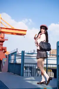 Explore Tun Shu Mei Vol.8548: The girl with a pink beret and enchanting fashion style on railway tracks-36