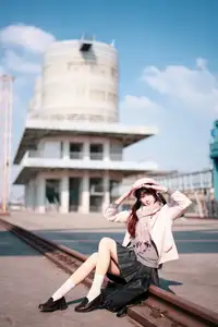 Explore Tun Shu Mei Vol.8548: The girl with a pink beret and enchanting fashion style on railway tracks-14