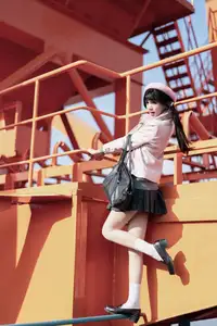 Explore Tun Shu Mei Vol.8548: The girl with a pink beret and enchanting fashion style on railway tracks-6
