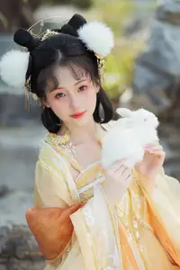 Enchanting Hanfu Elegance: Yi Zhi Nian Gao Jing shines in the artistic YiTuYu Vol.8661 photoshoot-9