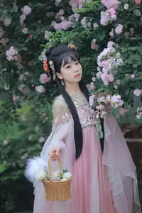 YiTuYu Vol.8641: The Classic Beauty of Zhou Zhou AY Amidst a Dreamy Rose Garden-19