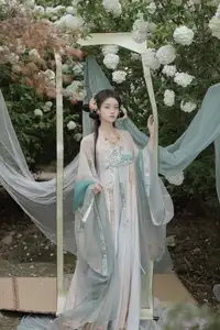 Ethereal Hanfu Beauty: Bao Zou Qi Qi in YiTuYu Vol.8607 Art Collection-14