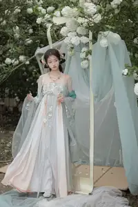 Ethereal Hanfu Beauty: Bao Zou Qi Qi in YiTuYu Vol.8607 Art Collection-12