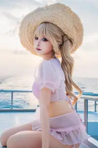 Coser Chunmomo's Enchanting Sunset Yacht Photoshoot - Part02-10