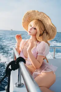 Coser Chunmomo's Enchanting Sunset Yacht Photoshoot - Part02-38