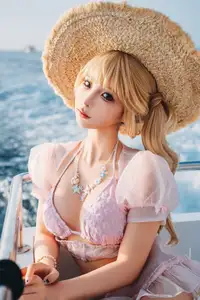Coser Chunmomo's Enchanting Sunset Yacht Photoshoot - Part02-41