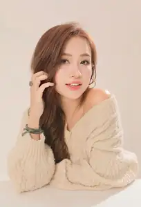 MC Thanh Van Hugo: Her 40s Glow, Sophisticated Allure Captures Hearts-3