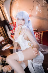Coser Guaxi Jiang Transforms into Ethereal Albion Qipao Fairy - Captivating Fantasy Cosplay Beauty-5
