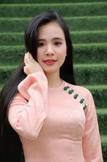 Traditional Vietnamese Silk Ao Dai Portrait: Elegant Asian Beauty - Gentle Woman Wallpaper HD-9