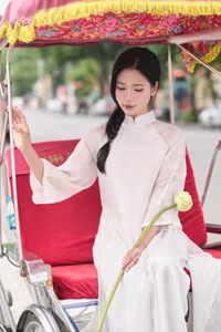 VGU No.16: Discover the Gentle Charm of White Ao Dai and Lotus – Captivating Vietnamese Beauty-4