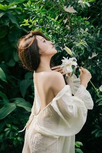 Muse in the Green: Captivating Artistic Portrait of Natural Beauty 1000019760-3