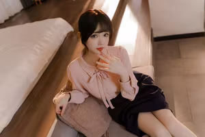 Coser Xueqing Astra: Elegant Allure of "肉丝通勤OL" – Office Lady in Nude Pantyhose-2