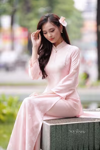VGU No.47: Discover the Beauty of Vietnamese Ao Dai: The Elegant Charm of Vietnamese Women.-4