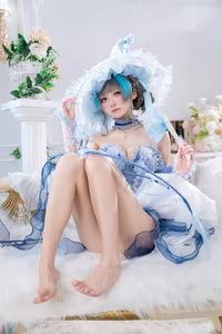 Coser Jiu Qi Miao - Cheshire Ice/Snow: Enchanting Frozen Beauty in Ethereal Blue Cosplay-9