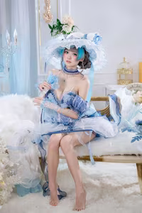 Coser Jiu Qi Miao - Cheshire Ice/Snow: Enchanting Frozen Beauty in Ethereal Blue Cosplay-22