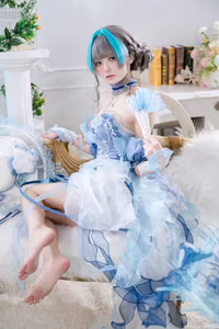Coser Jiu Qi Miao - Cheshire Ice/Snow: Enchanting Frozen Beauty in Ethereal Blue Cosplay-8