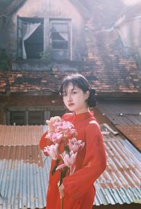Vintage Ao Dai Beauty: Elegant Vietnamese Woman with Flowers in a Nostalgic Setting-4