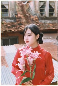 Vintage Ao Dai Beauty: Elegant Vietnamese Woman with Flowers in a Nostalgic Setting-8