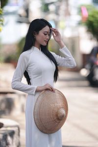 Elegant Vietnamese Girl in Traditional White Ao Dai - Timeless Beauty-10