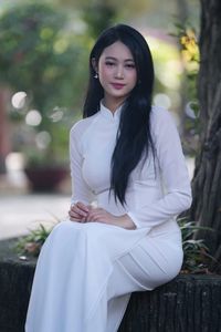Elegant Vietnamese Girl in Traditional White Ao Dai - Timeless Beauty-7