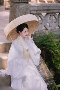 The Elegant Beauty of Vietnamese Women in Traditional Attire, A Symbol of Enduring Culture-3
