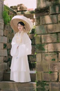 The Elegant Beauty of Vietnamese Women in Traditional Attire, A Symbol of Enduring Culture-5