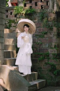 The Elegant Beauty of Vietnamese Women in Traditional Attire, A Symbol of Enduring Culture-12