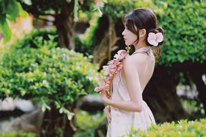 VGU No.35: Serene Beauty of a Young Woman with a Dreamy Bouquet-13