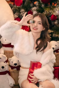 XVG No.39: Cozy Christmas Girl: Discovering Festive Beauty and Sweet Surprises.-15