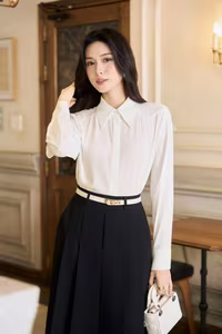 VGU No.7: Elegant Vietnamese Woman Radiates Modern Style and Confidence-6