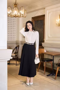 VGU No.7: Elegant Vietnamese Woman Radiates Modern Style and Confidence-0