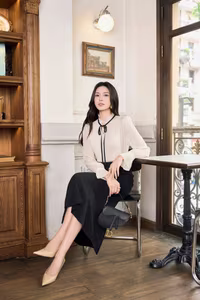 VGU No.7: Elegant Vietnamese Woman Radiates Modern Style and Confidence-7