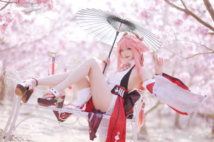 Coser Guaxi Jiang Transforms into Yae Miko Genshin Impact: Enchanting Beauty Amidst Sakura-2