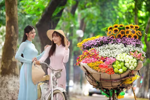 XVG No.23: Enchanting Vietnamese Ao Dai Beauty with Vibrant Flower Bicycle on a Green Street-8