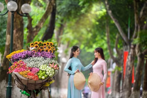 XVG No.23: Enchanting Vietnamese Ao Dai Beauty with Vibrant Flower Bicycle on a Green Street-10