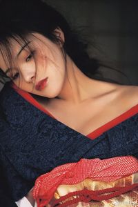 Alluring Japanese Woman in Kimono: Traditional Beauty & Captivating Gaze-6