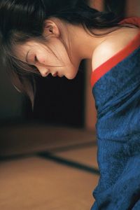 Alluring Japanese Woman in Kimono: Traditional Beauty & Captivating Gaze-5