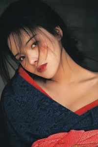 Alluring Japanese Woman in Kimono: Traditional Beauty & Captivating Gaze-3