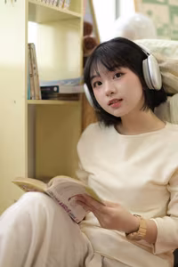 VGU No.160: Discover the Pure Beauty of a Short-Haired Girl in a Captivating Portrait-4